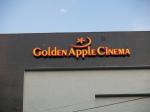 Instalace světelného loga Golden Apple Cinema Instalace světelného loga Golden Apple Cinema